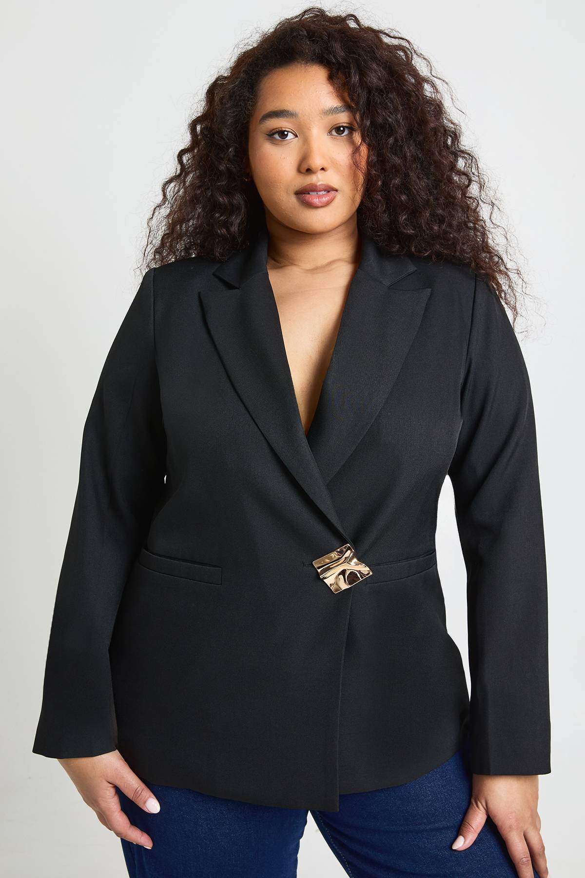 boohoo Blazer Grande Taille À Simple Boutonnage Avec Finitions Dorées