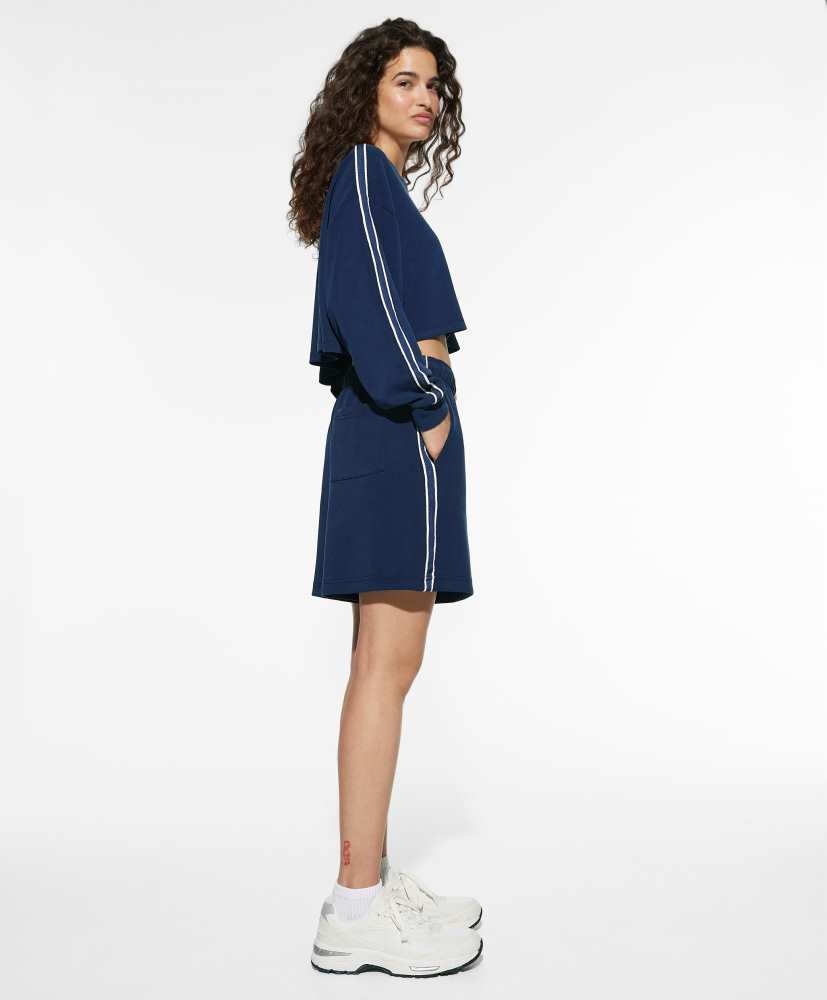 Blusa cropped de modal com aplique lateral
