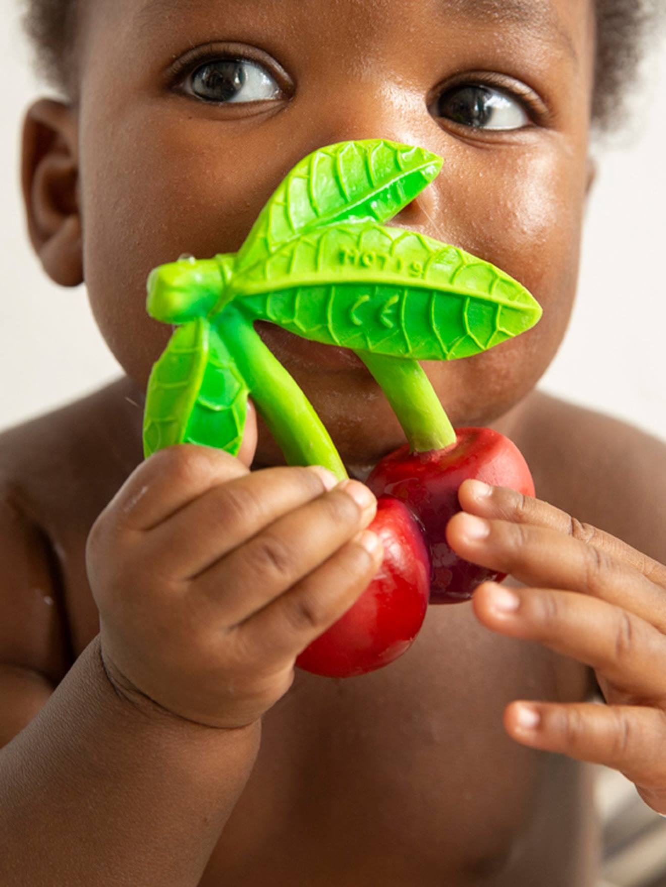 Mery, o brinquedo de dentição em forma de cereja.