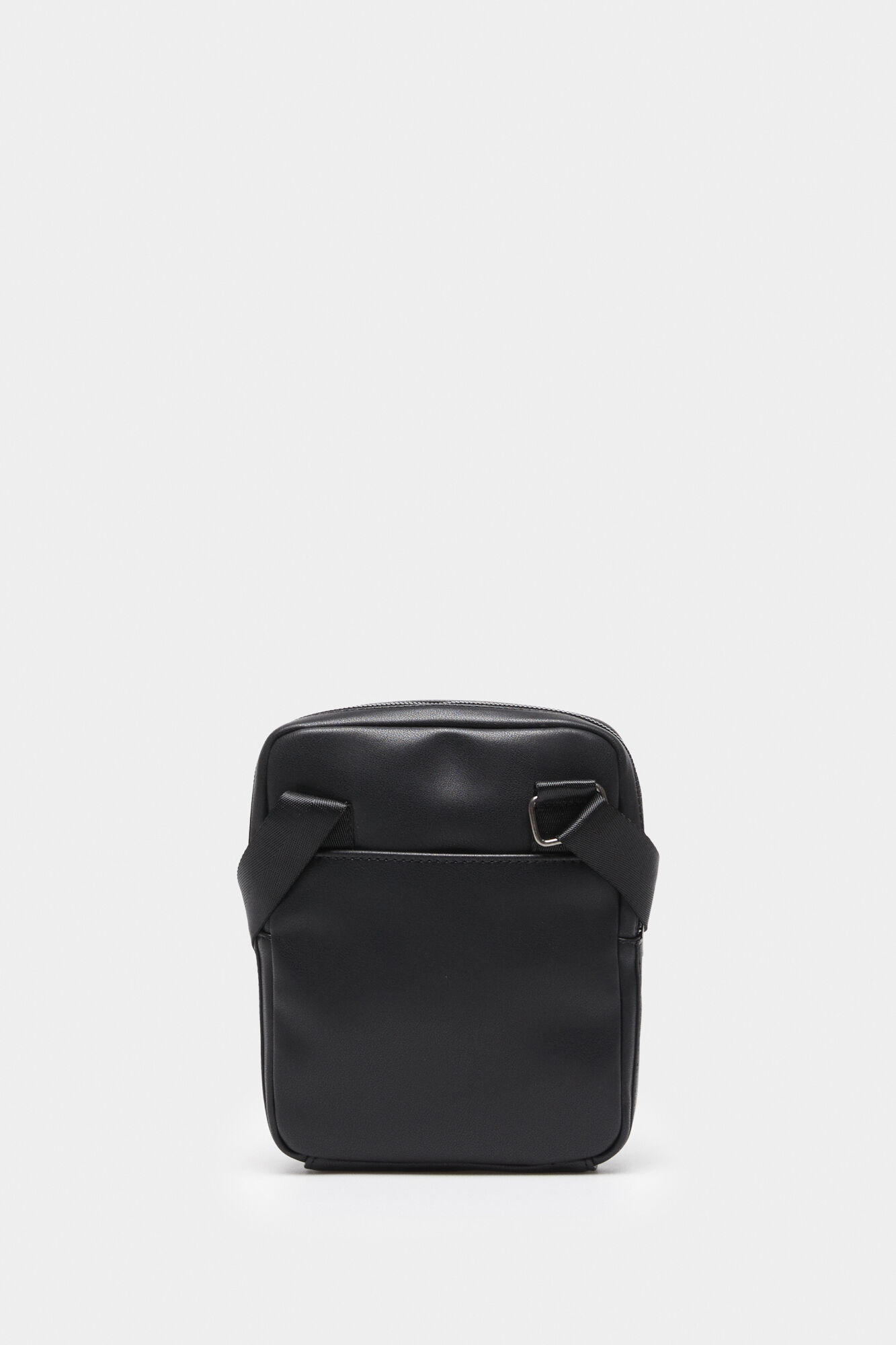 Bolsa transversal média com efeito de couro sintético.