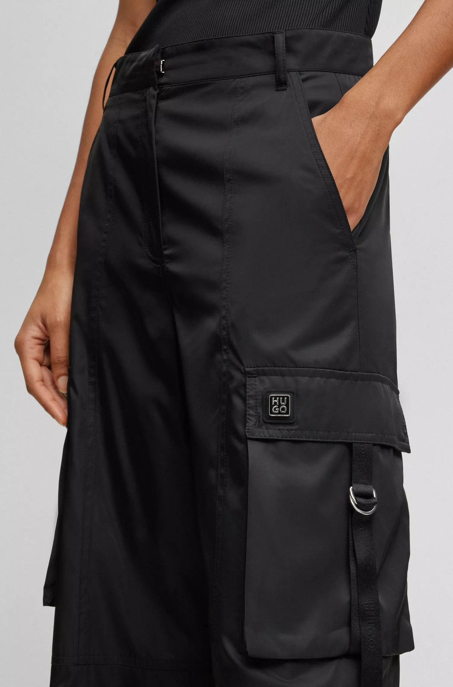 Calça cargo HUGO vermelha, modelagem relaxada, em cetim repelente à água.