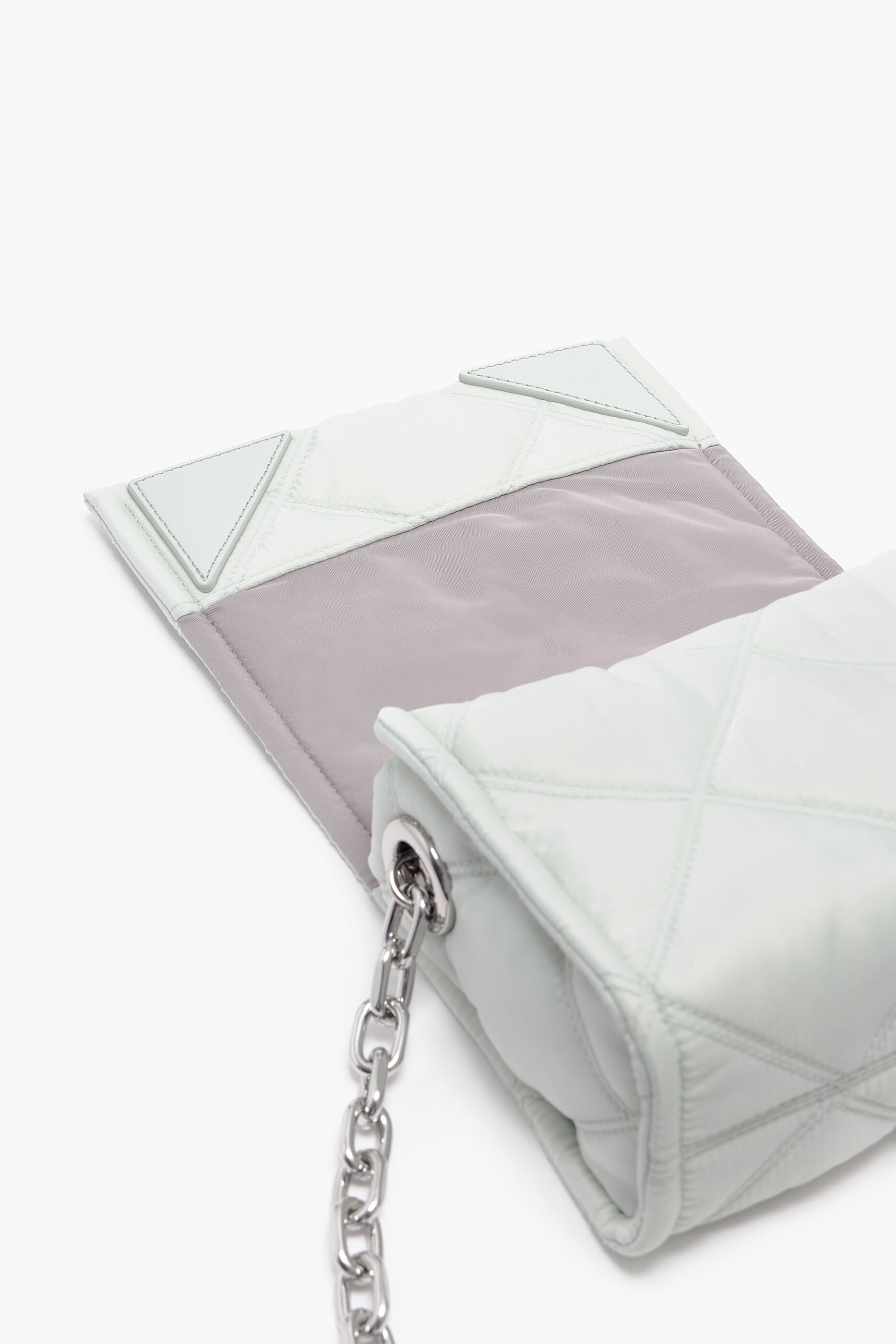 Bolsa de ombro pequena em nylon, cor sal marinho.