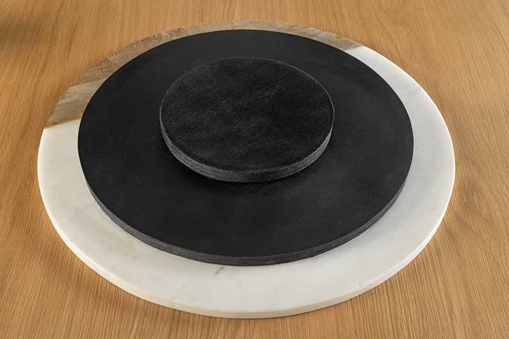 Handgefertigter Drehteller SERVANT 50cm weiß natur Marmor Mangoholz Dekoplatte rund
