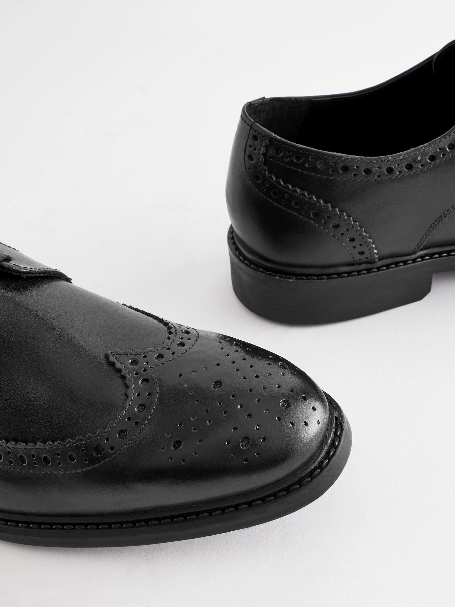 Zwart - Standaard pasvorm - Leren derby-brogues