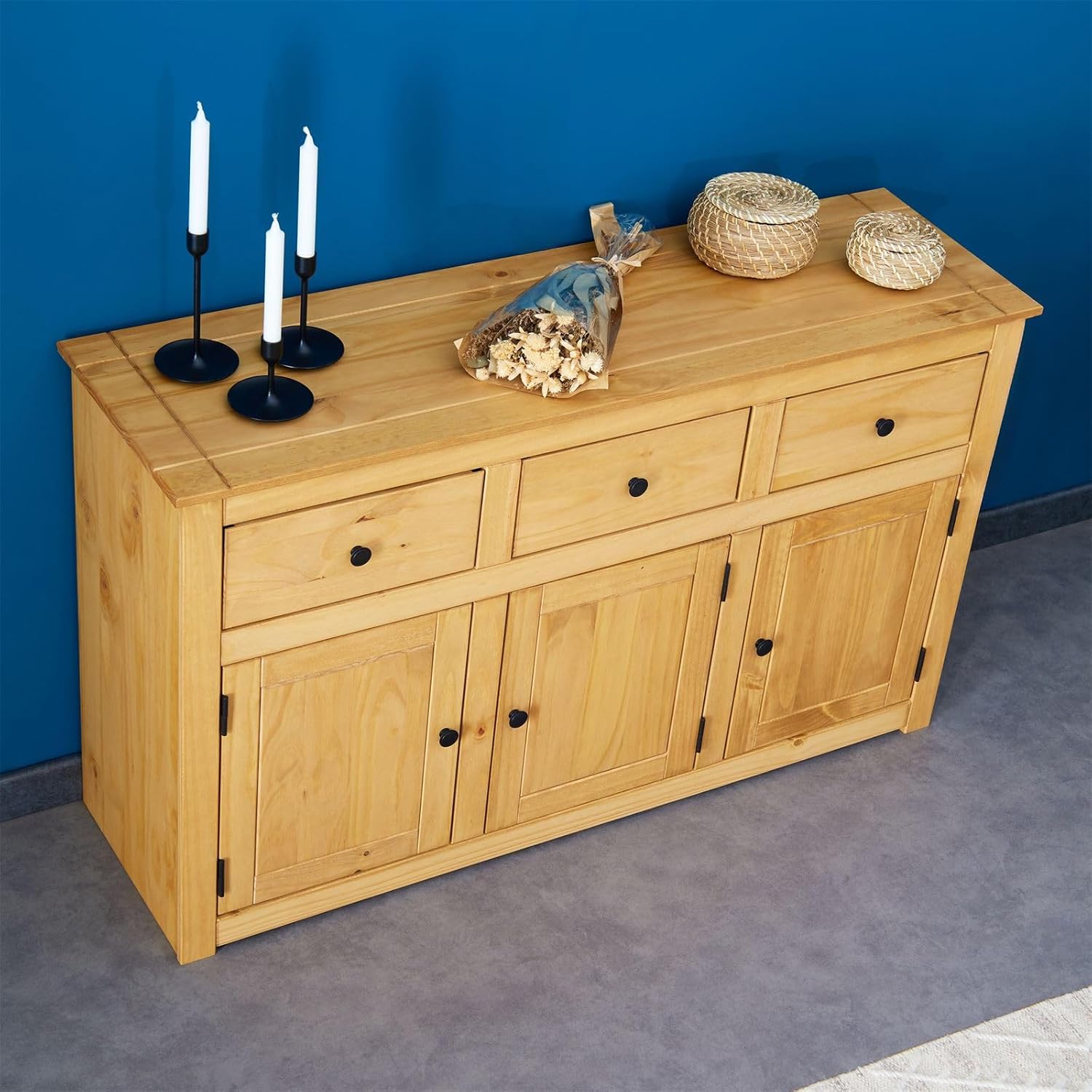CARO-Möbel Kommode Cancun im Landhaus Stil, Sideboard mit 3 Türen und Schubladen, Moderne Anrichte aus Kiefer massiv mit gebeizter gewachster Oberfläche