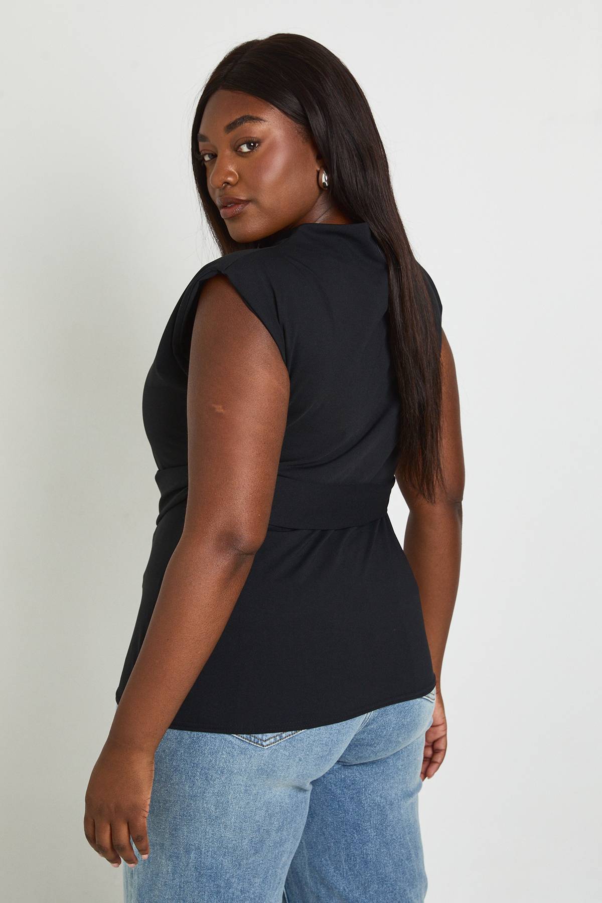 boohoo Haut Grande Taille Sans Manches À Col Montant Avec Détail De Bordure Croisée