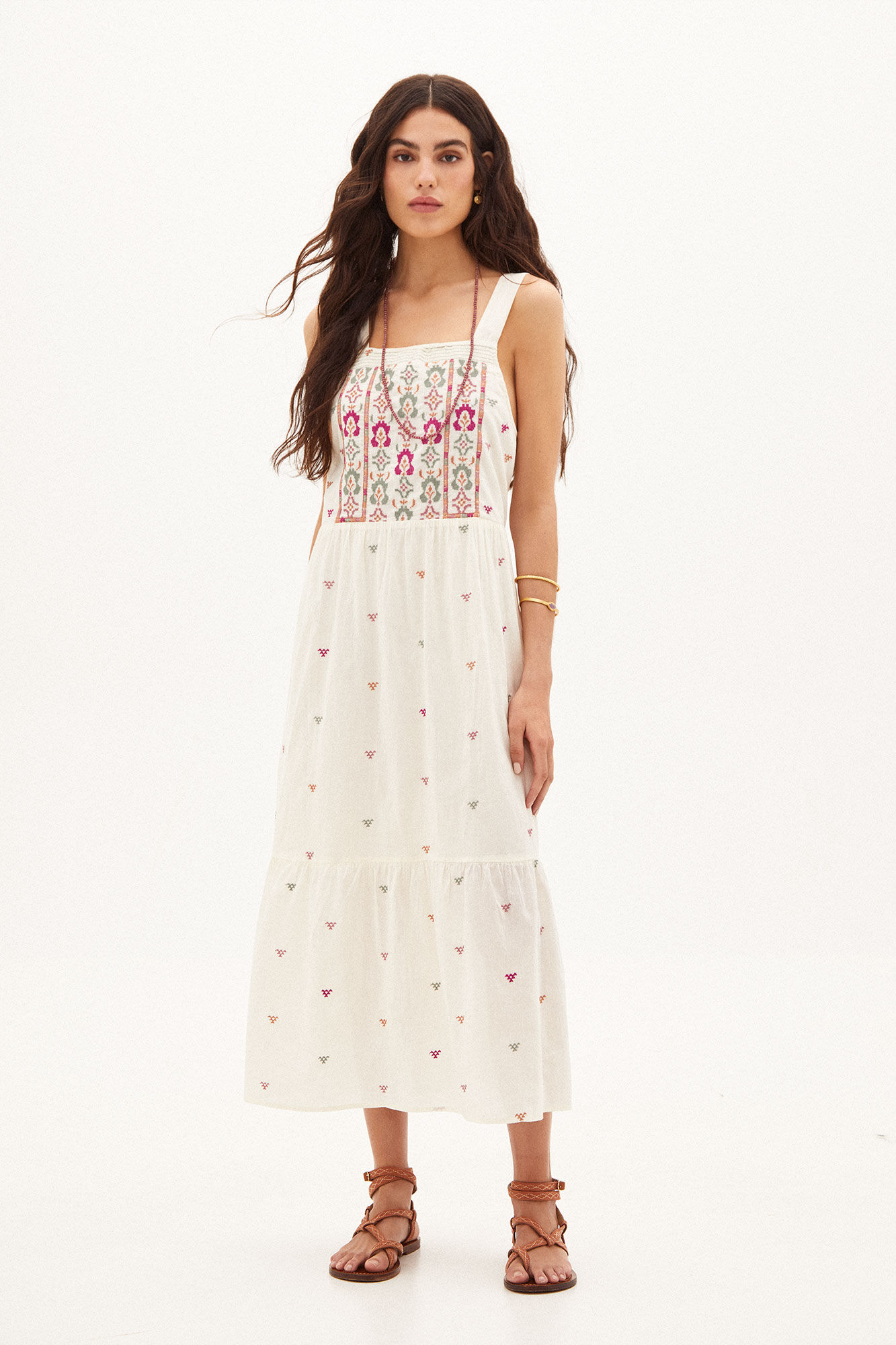 Pia. Vestido midi bordado - Bege