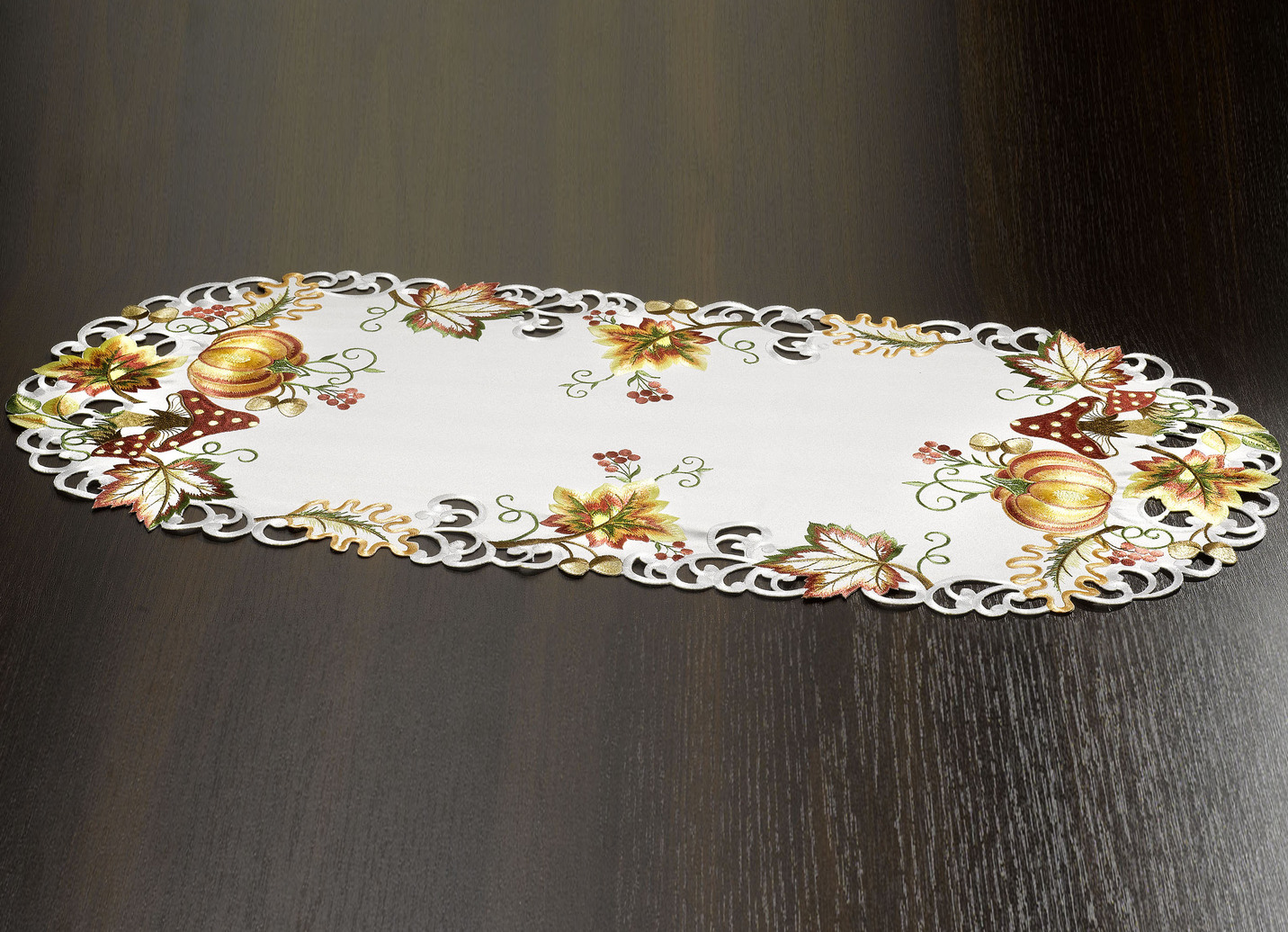 Tisch- und Raumdekoration mit herbstlichen Motiven