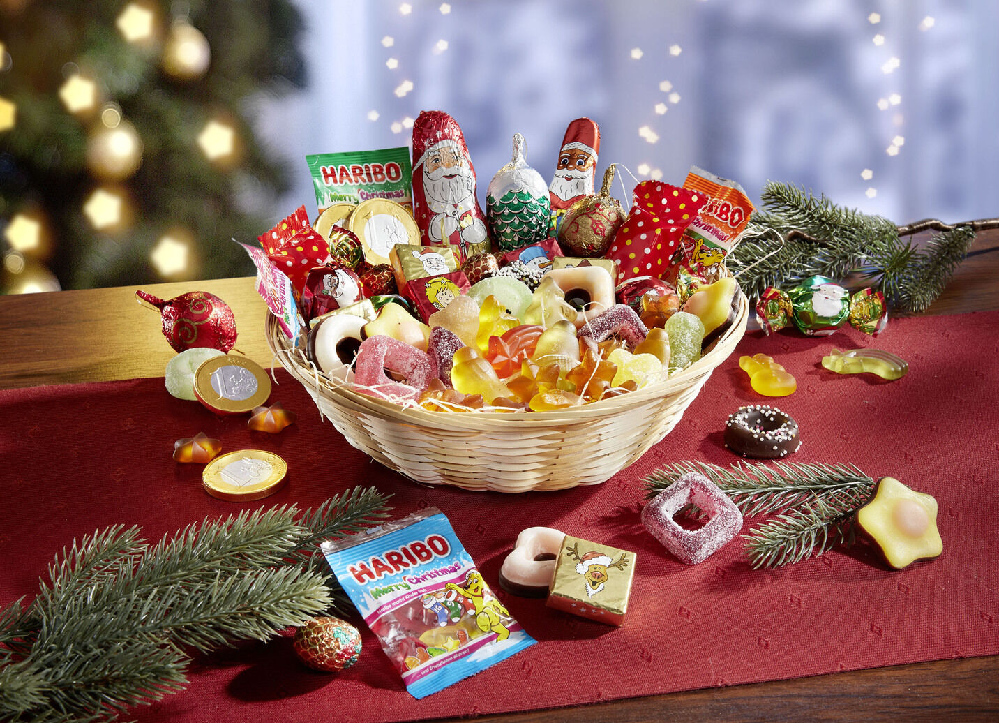 Gefülltes Weihnachtskörbchen mit alkoholfreien Leckereien
