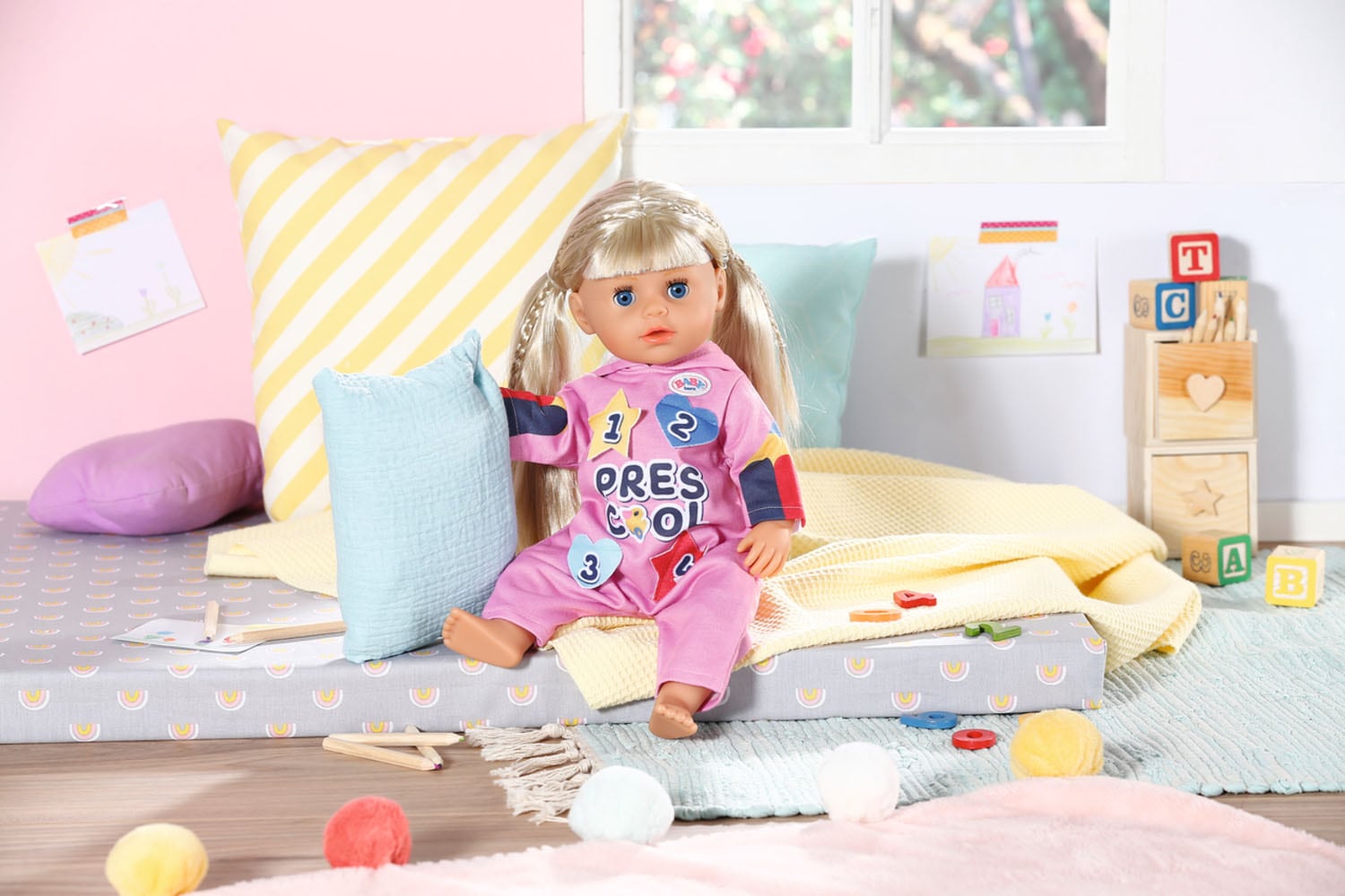 Baby Born Puppenkleidung »Kindergarten Einteiler & Badges, 36 cm« mit Kleiderbügel