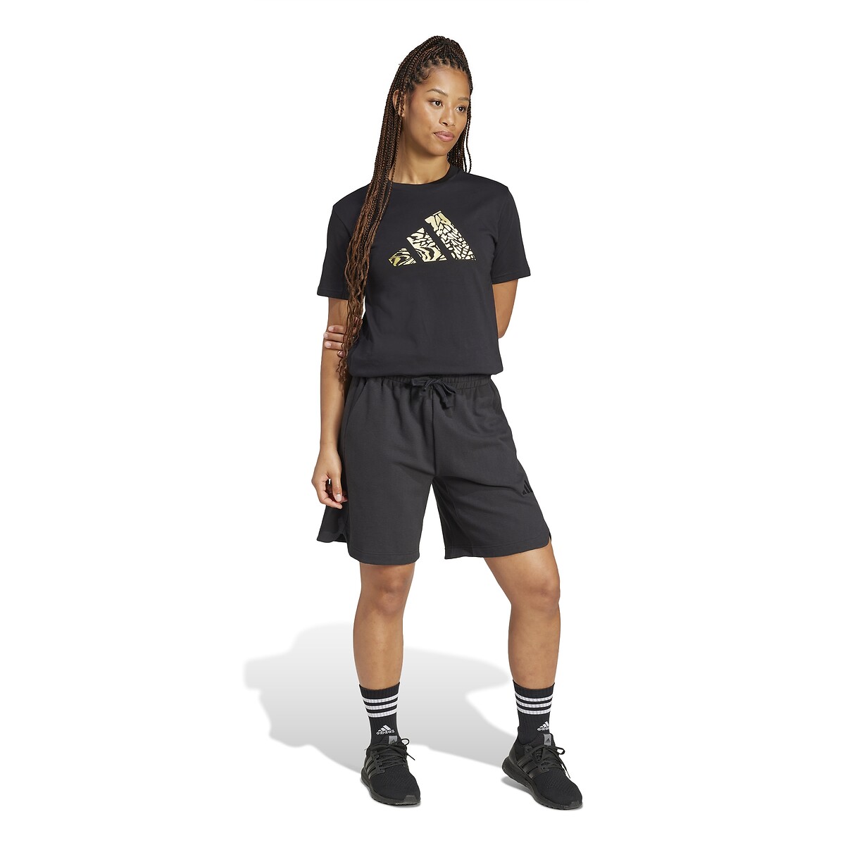 Camiseta ADIDAS SPORTSWEAR com logotipo grande na cor dourada