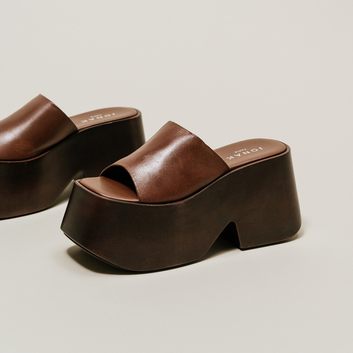 Mules à plateformes et bouts carrés  en cuir marron