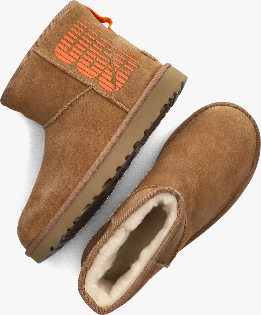 UGG camel ugg vachtlaarzen classic mini ugg side logo