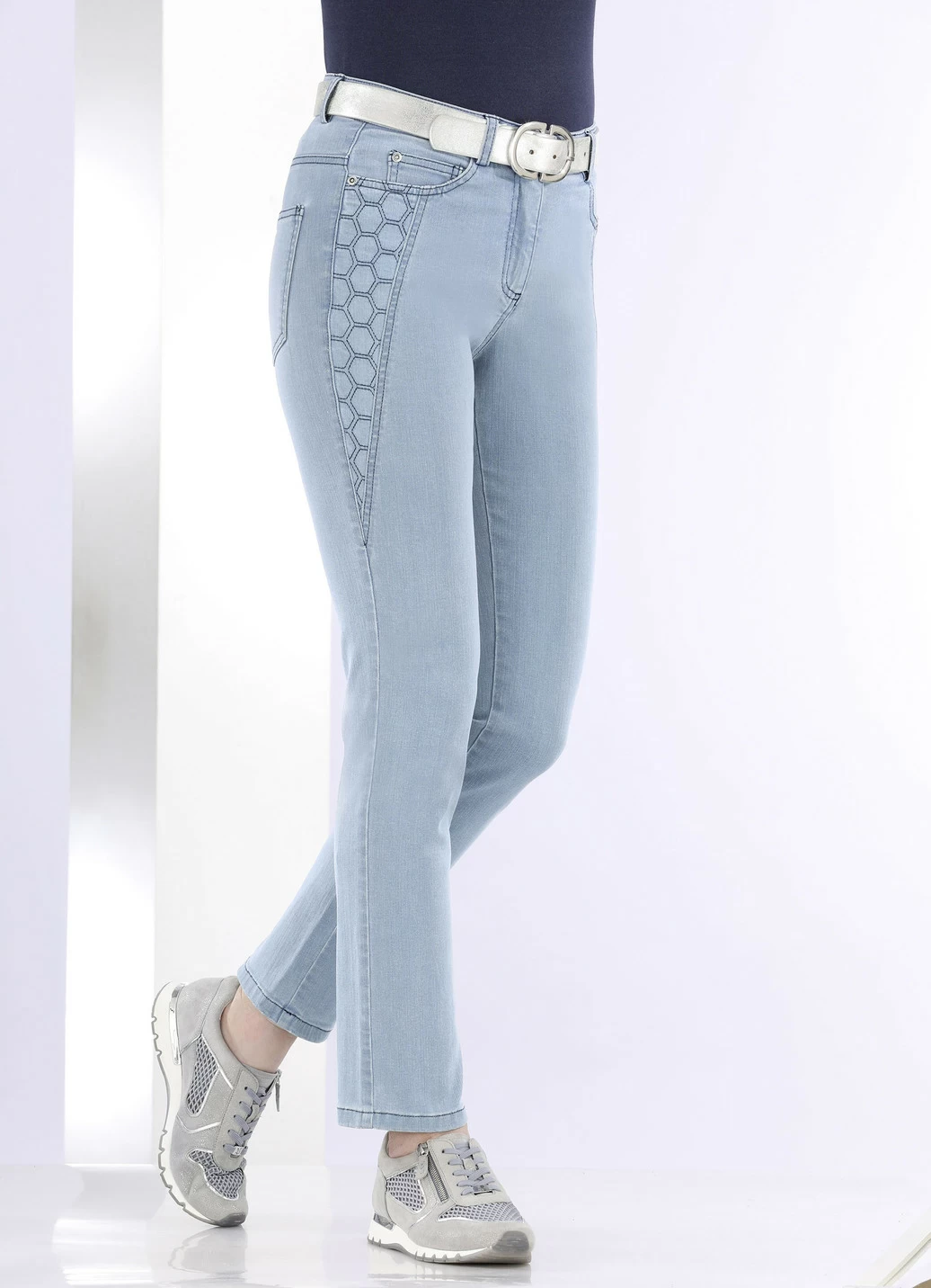 Jeans mit schöner Stickerei