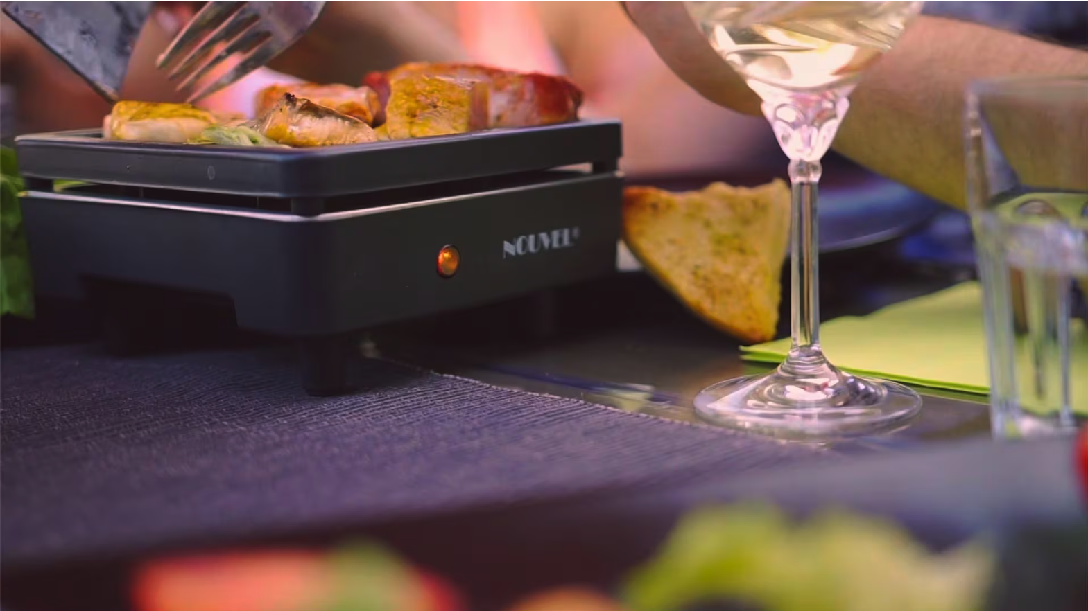 Gourmet Star Tischgrill mit 4 schwenkbaren Kochfeldern   Keramik Schale (402972)