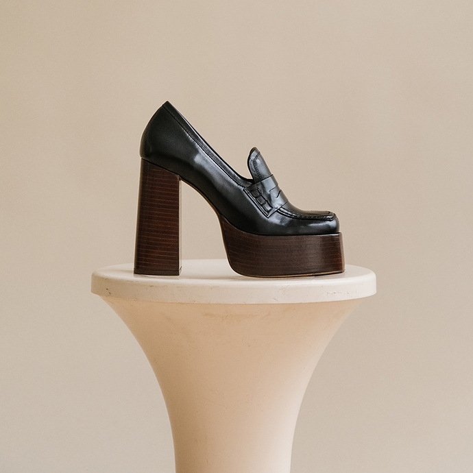 Mocassins à plateformes et bouts carrés  en cuir noir