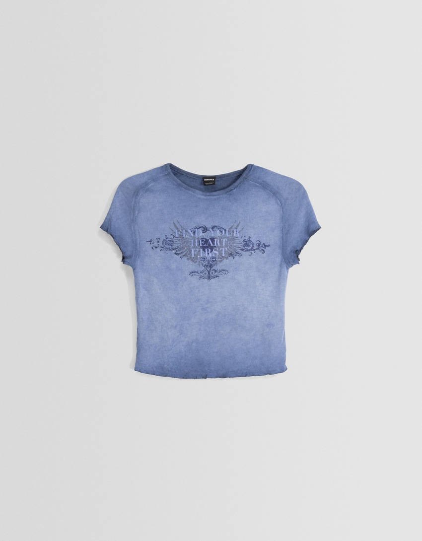 Camiseta de manga curta com efeito desbotado e aplicações de strass.