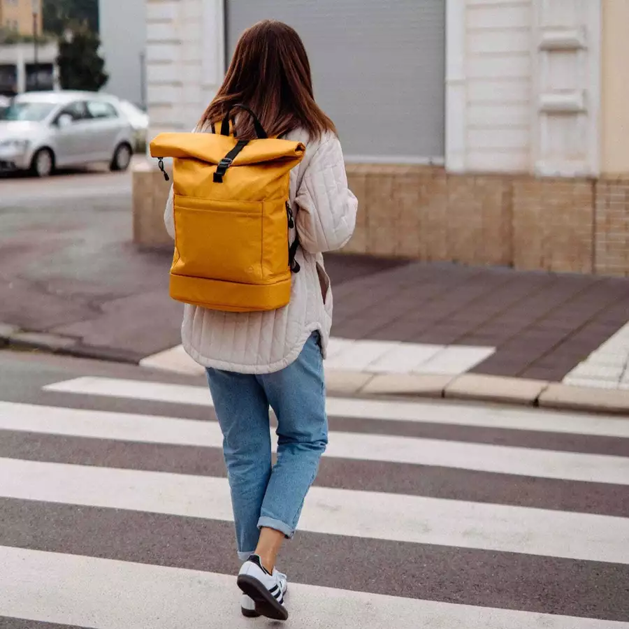Anna und Oskar Fairer Wickelrucksack Hugo Senfgelb