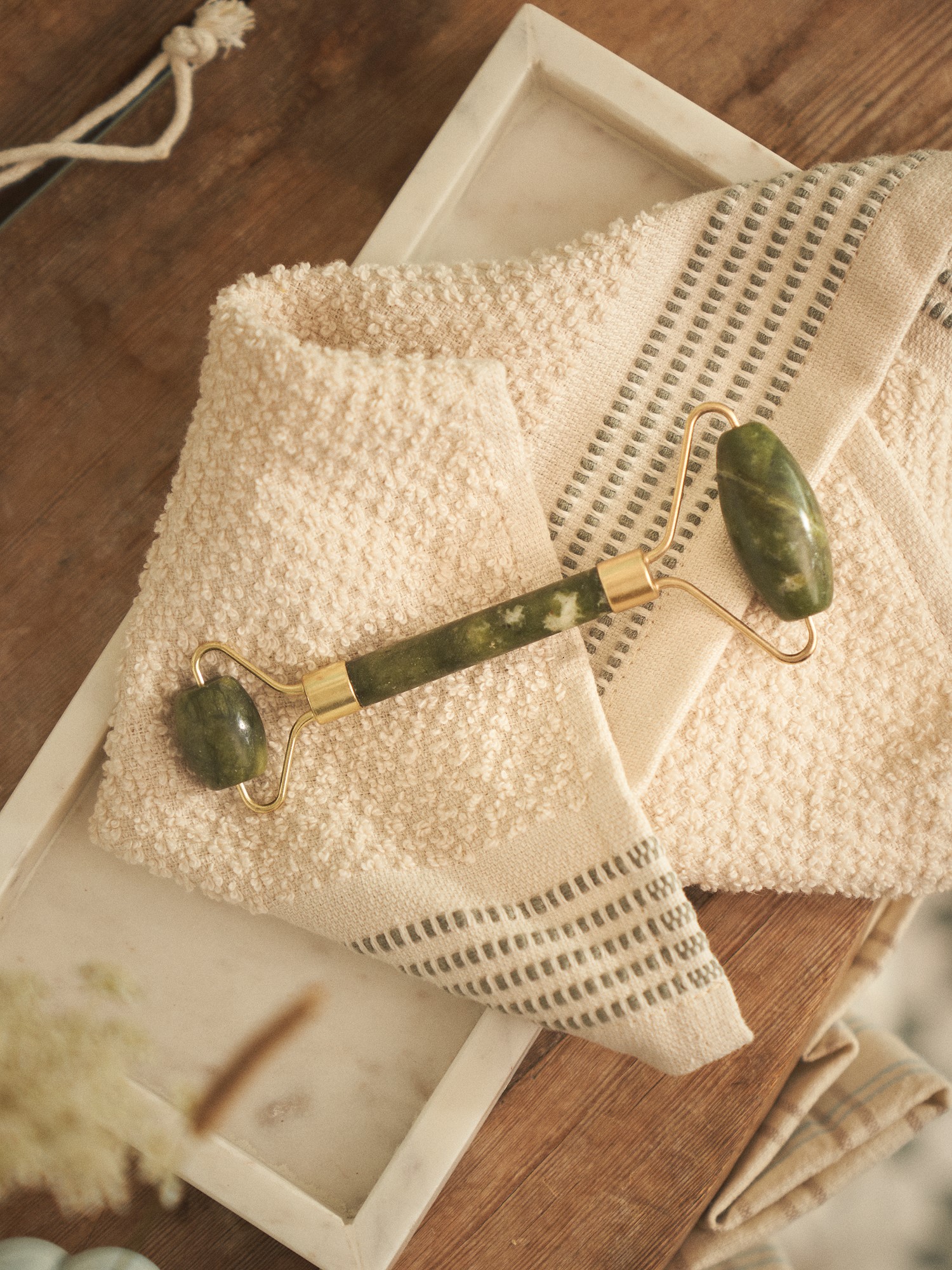 Ansigtsrulle | Nefrit jade sten. 14,5 x 5,6 x 2 cm. | Light Green, Gold