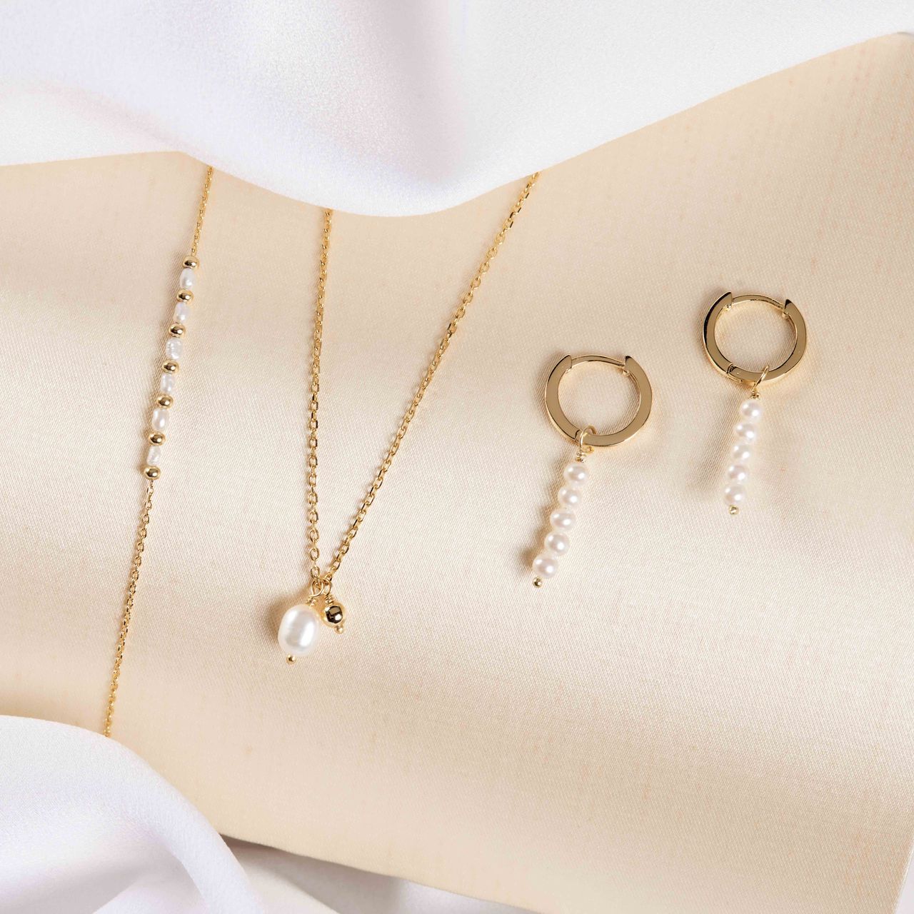 Zilveren set ketting en oorringen zoetwaterparel