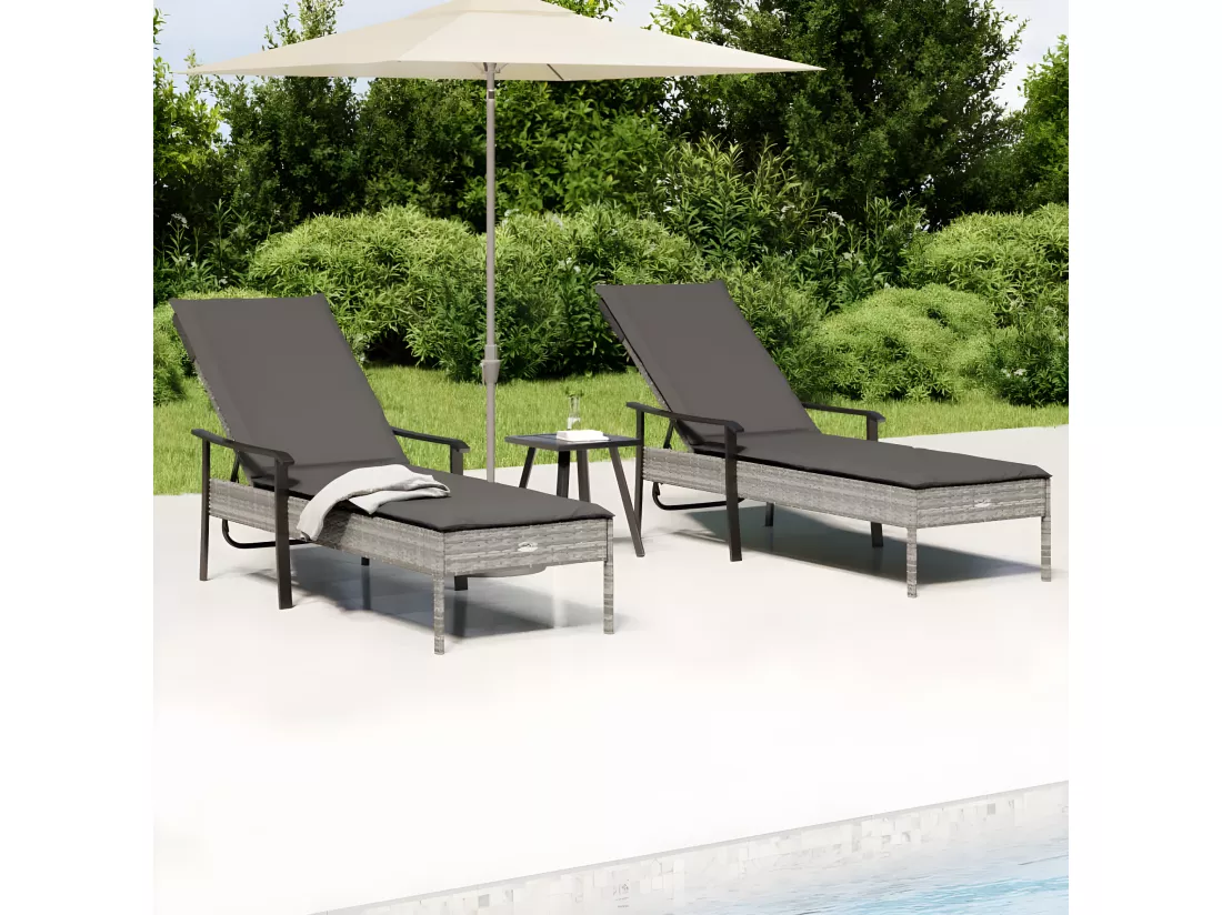Chaises longues 2 pièces avec table et coussins gris résine tressée