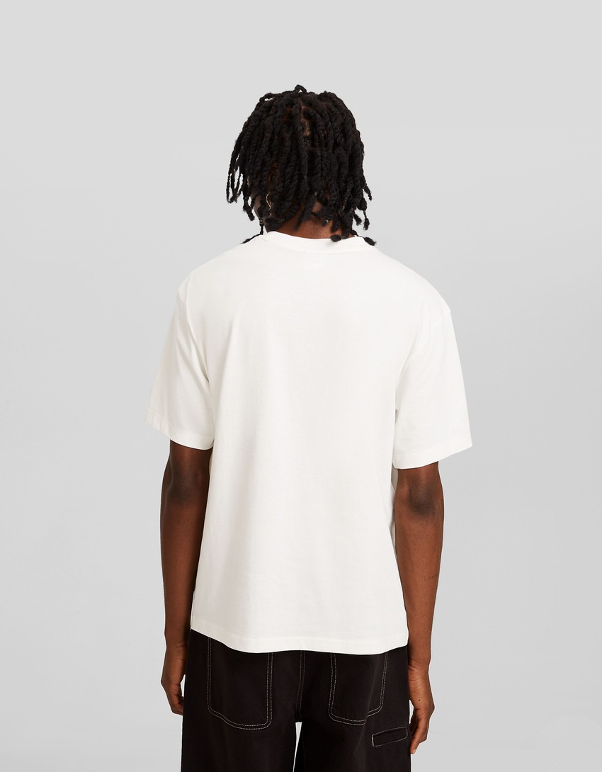 Camiseta de manga curta com estampa Nas e modelagem quadrada.