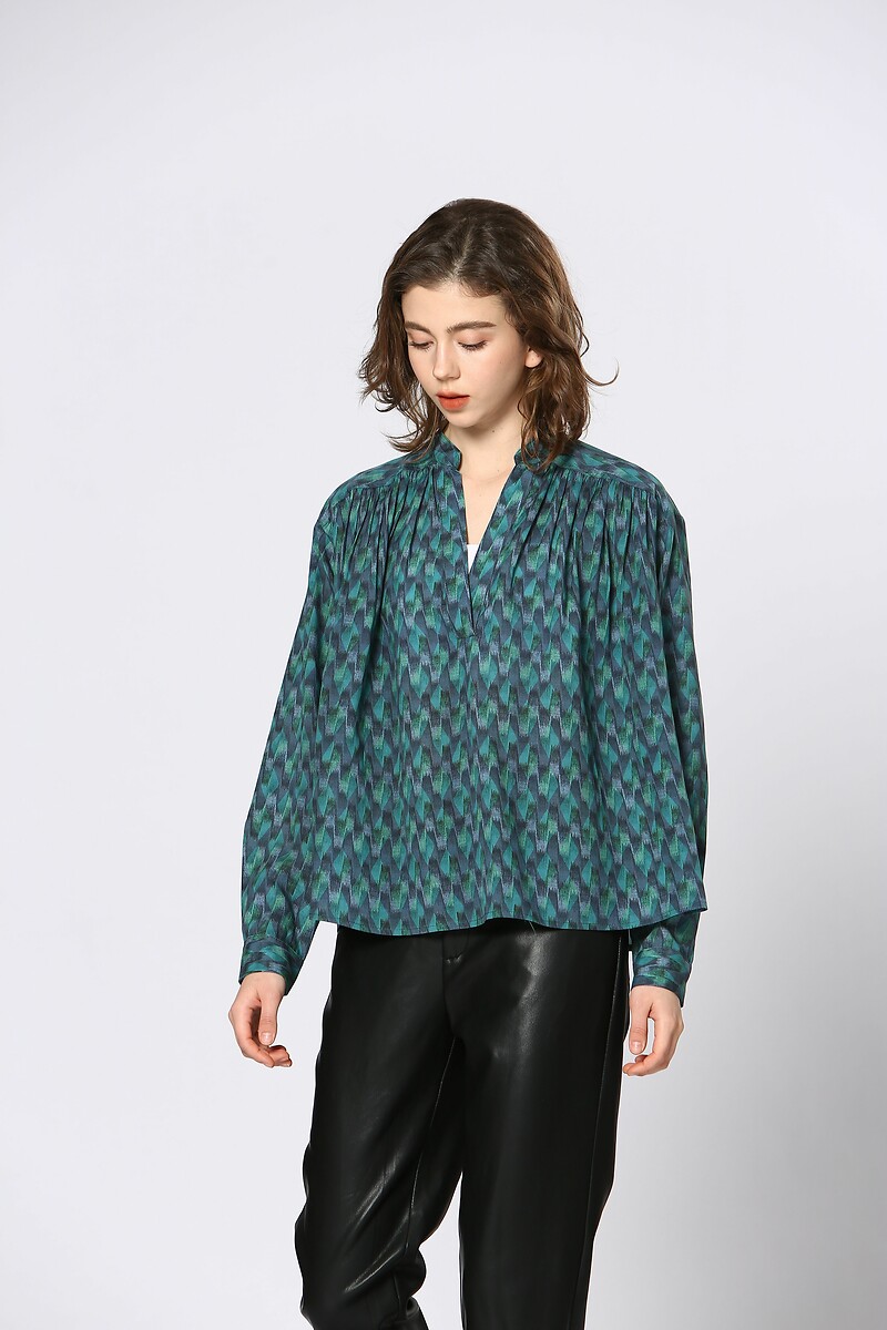 ATÉ BREVE<br>Blusa estampada com decote em V
