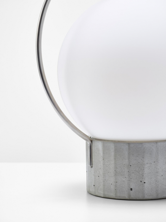 Brokis Sfera tafellamp LED oplaadbaar small rookgrijs zwart naturel