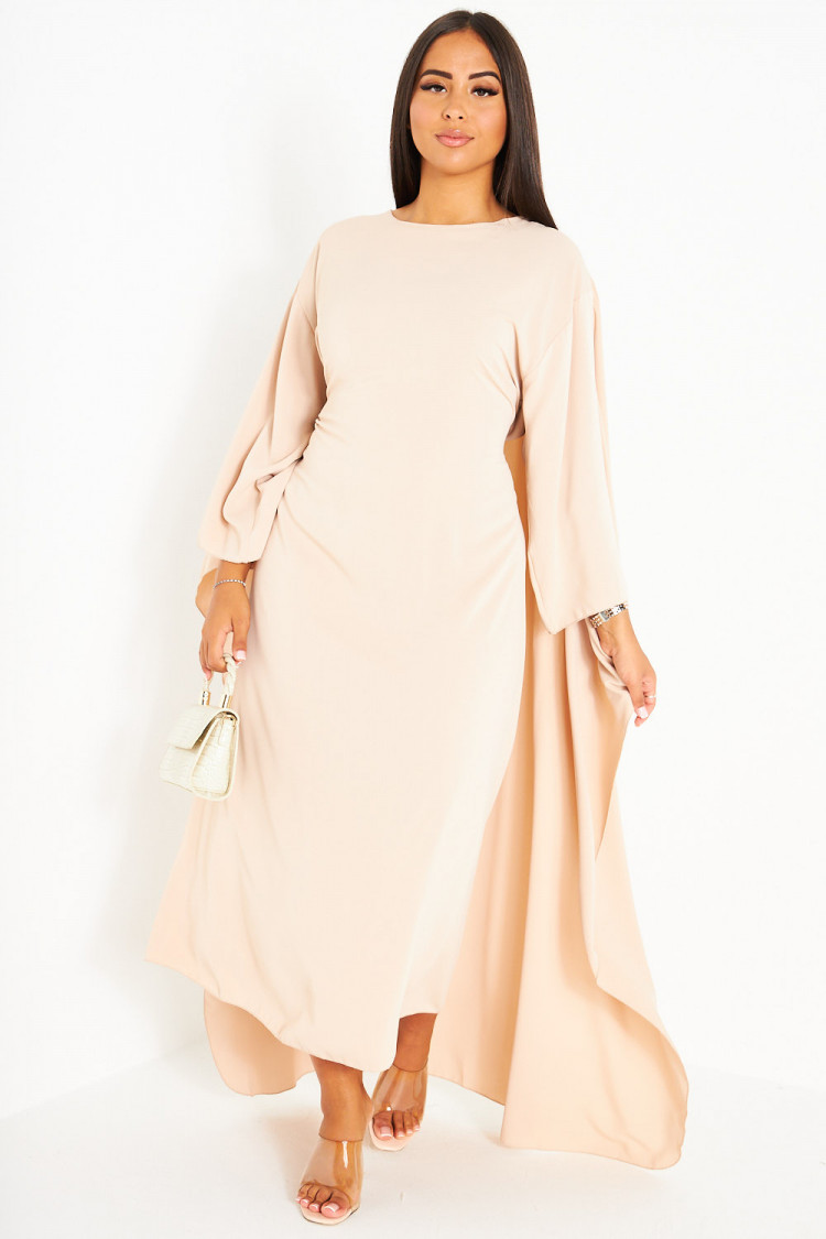 Robe beige ceinturée à empiècement cape