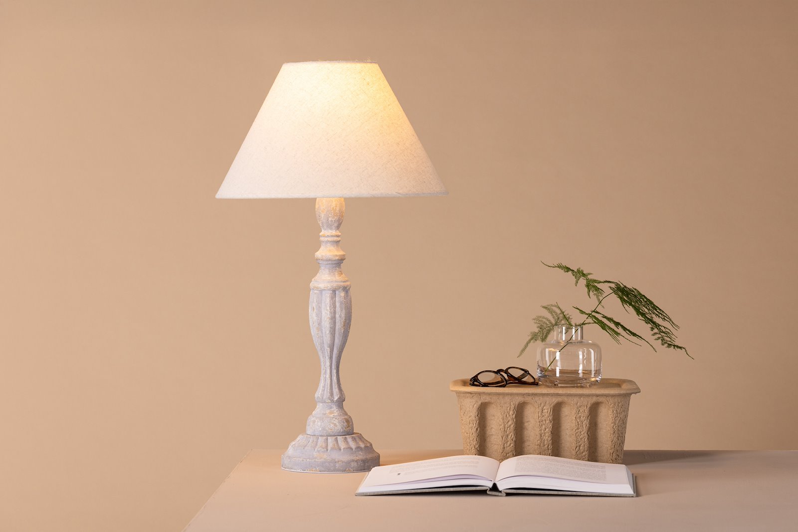Caen bordlampe Lys grå fot med lampeskjerm i beige tekstil