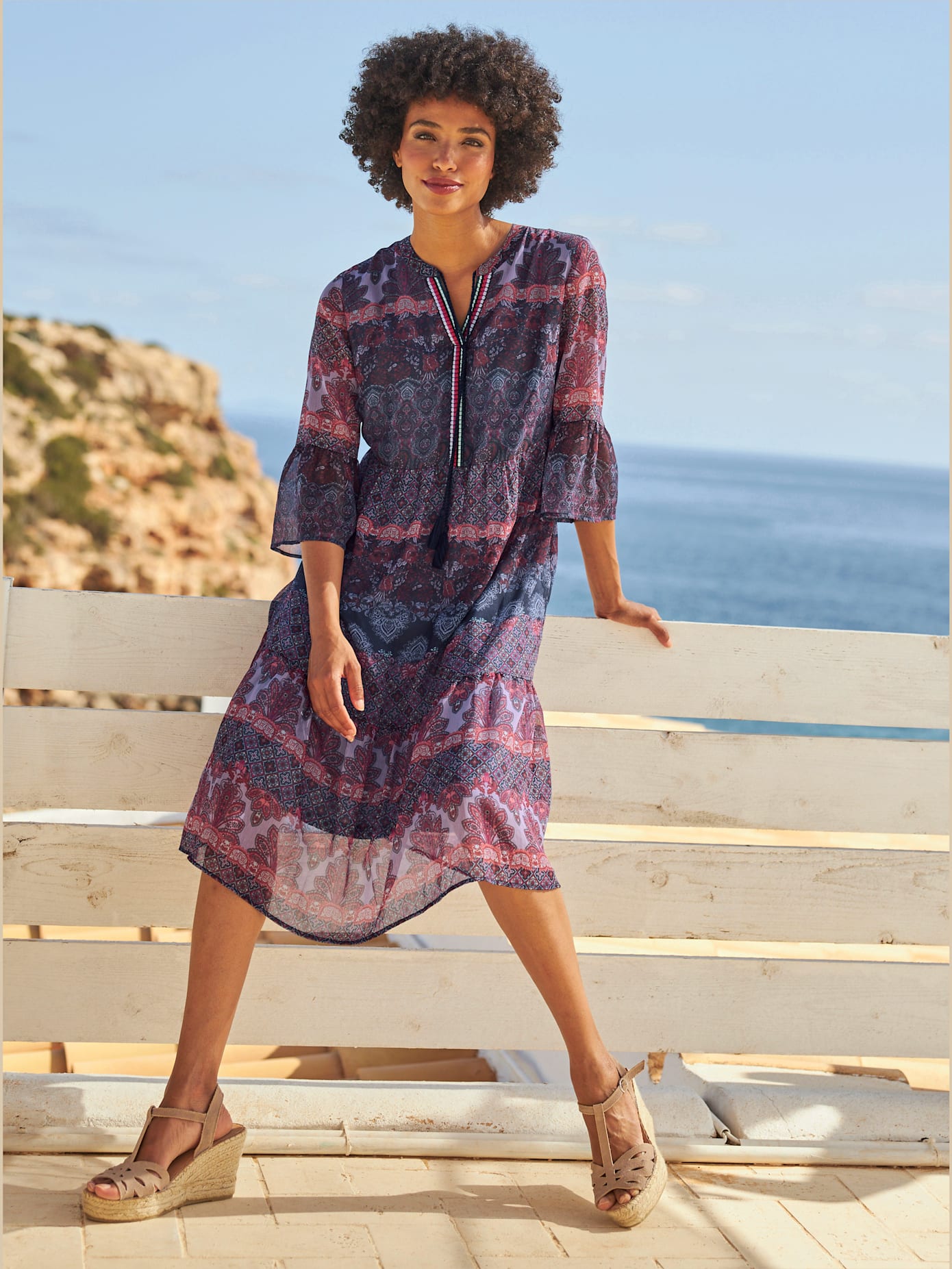 Robe imprimée superbe ruban brodé sur l'encolure en v