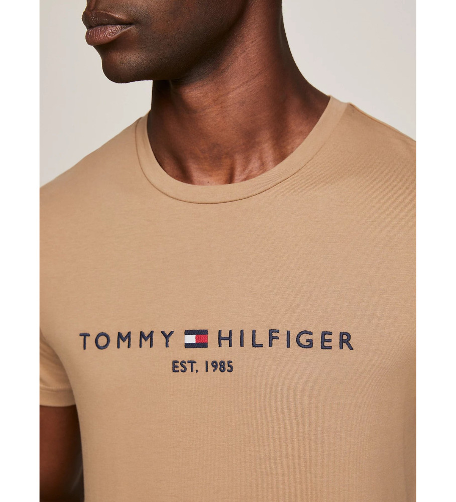 Camiseta Tommy Hilfiger Slim Fit com Logo Marrom