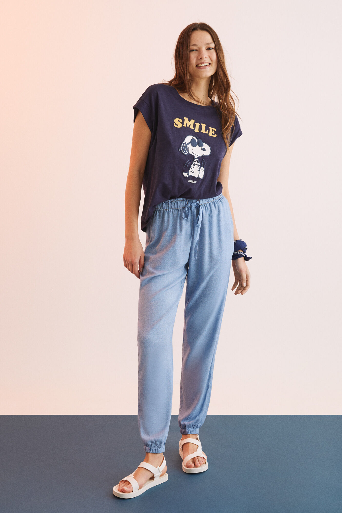 Calça comprida azul com efeito jeans viscoso