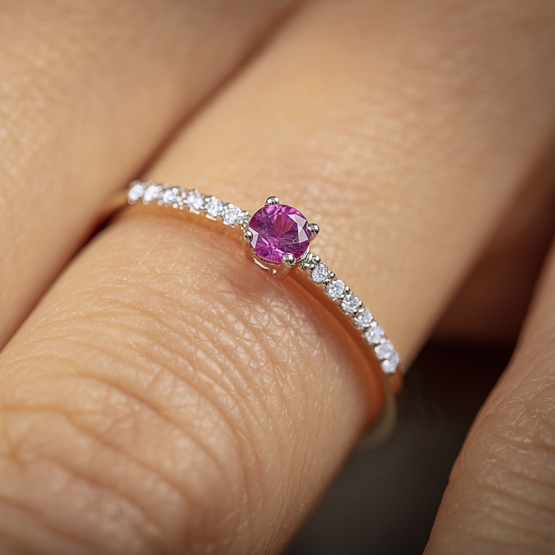 Damenring 750/18 K Gelbgold mit Rubin rund & Diamanten 0.07 ct H/si