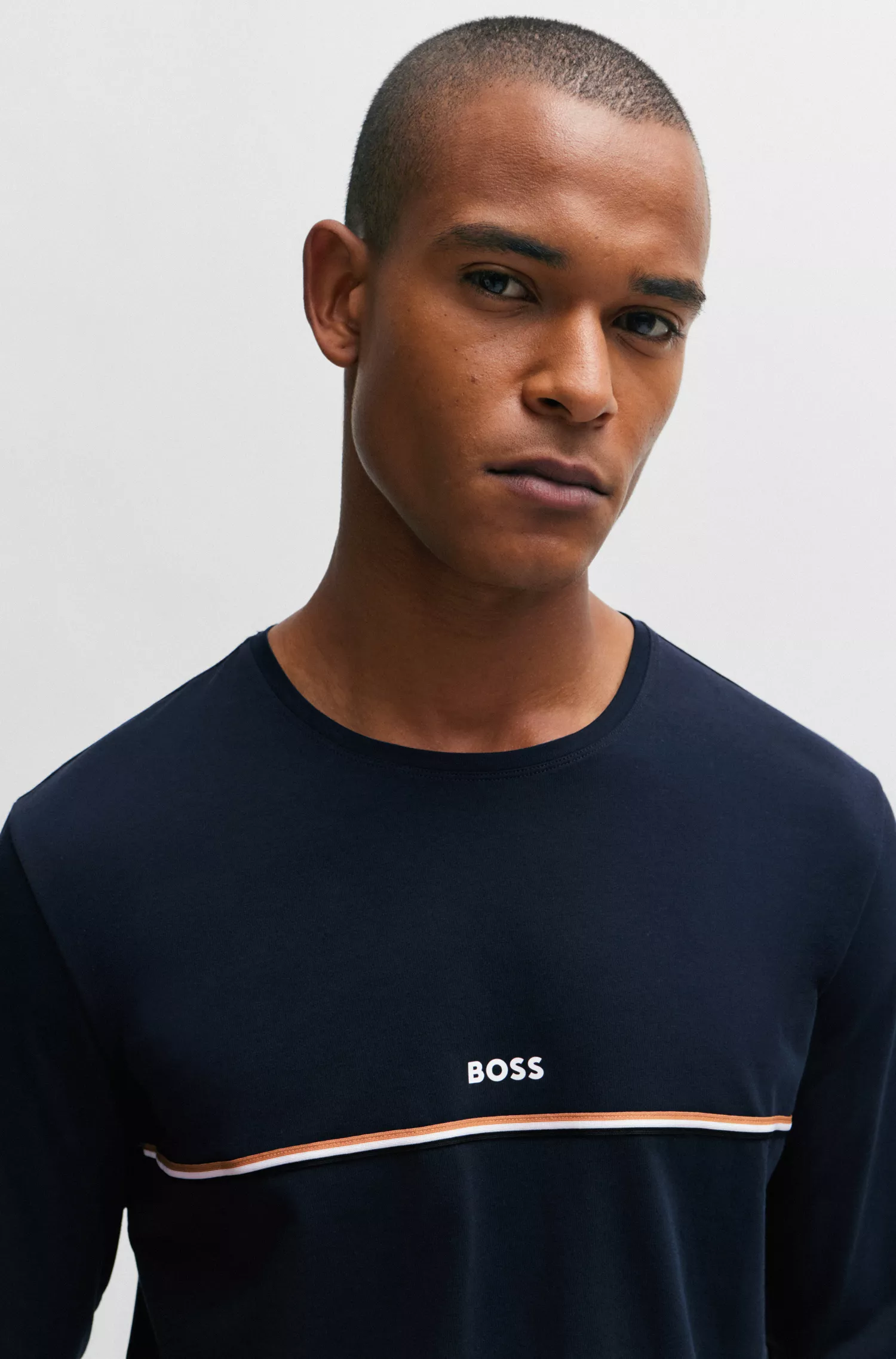 Camiseta de pijama BOSS preta em algodão stretch com listra e logotipo característicos.