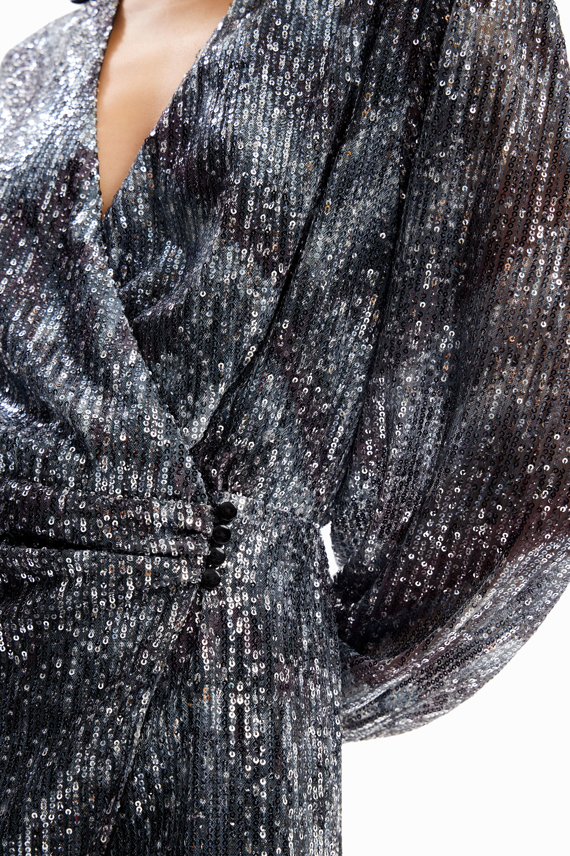 Vestido curto com lantejoulas cruzadas