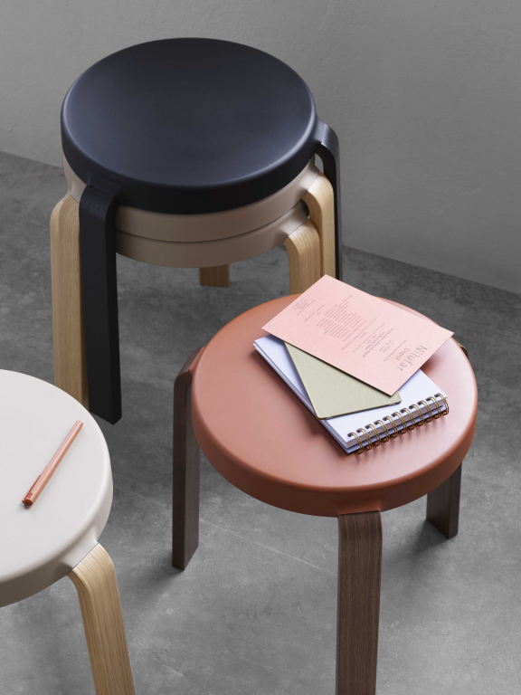 Normann Copenhagen Tap kruk met walnoten onderstel olijfgroen
