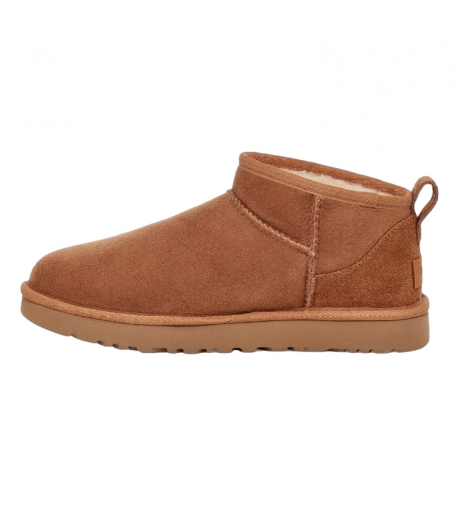Botas de cano curto UGG Classic Ultra Mini em couro marrom