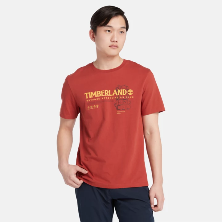 Camiseta masculina vermelha com estampa para atividades ao ar livre.