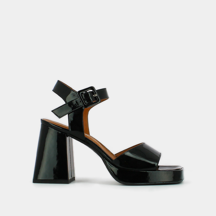 Sandales à brides et plateformes  en vernis noir