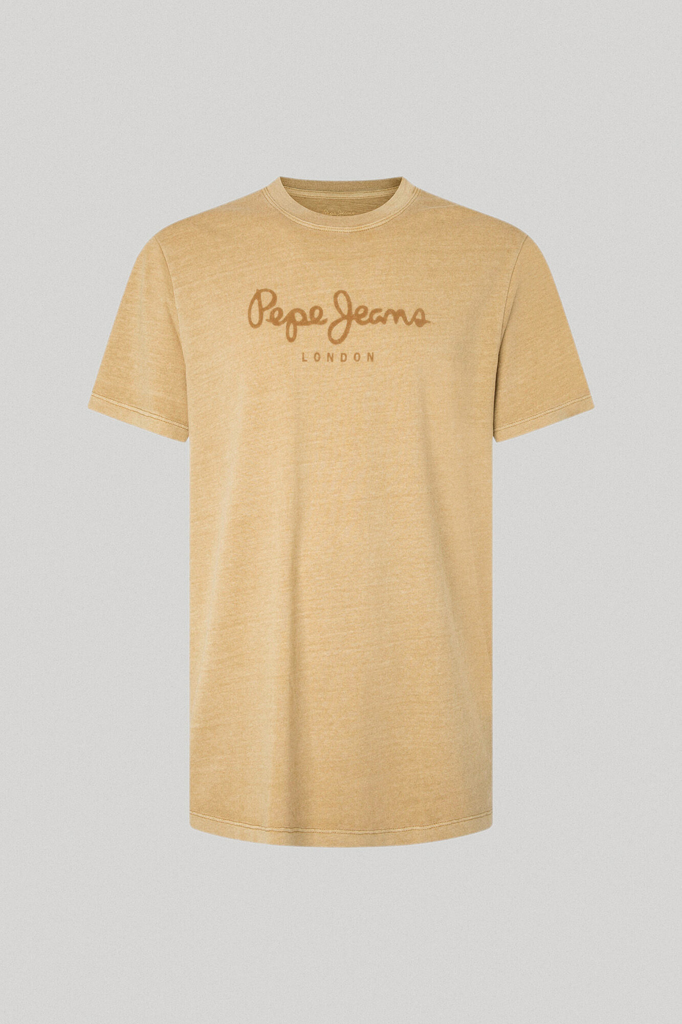 estampa de logotipo em camiseta