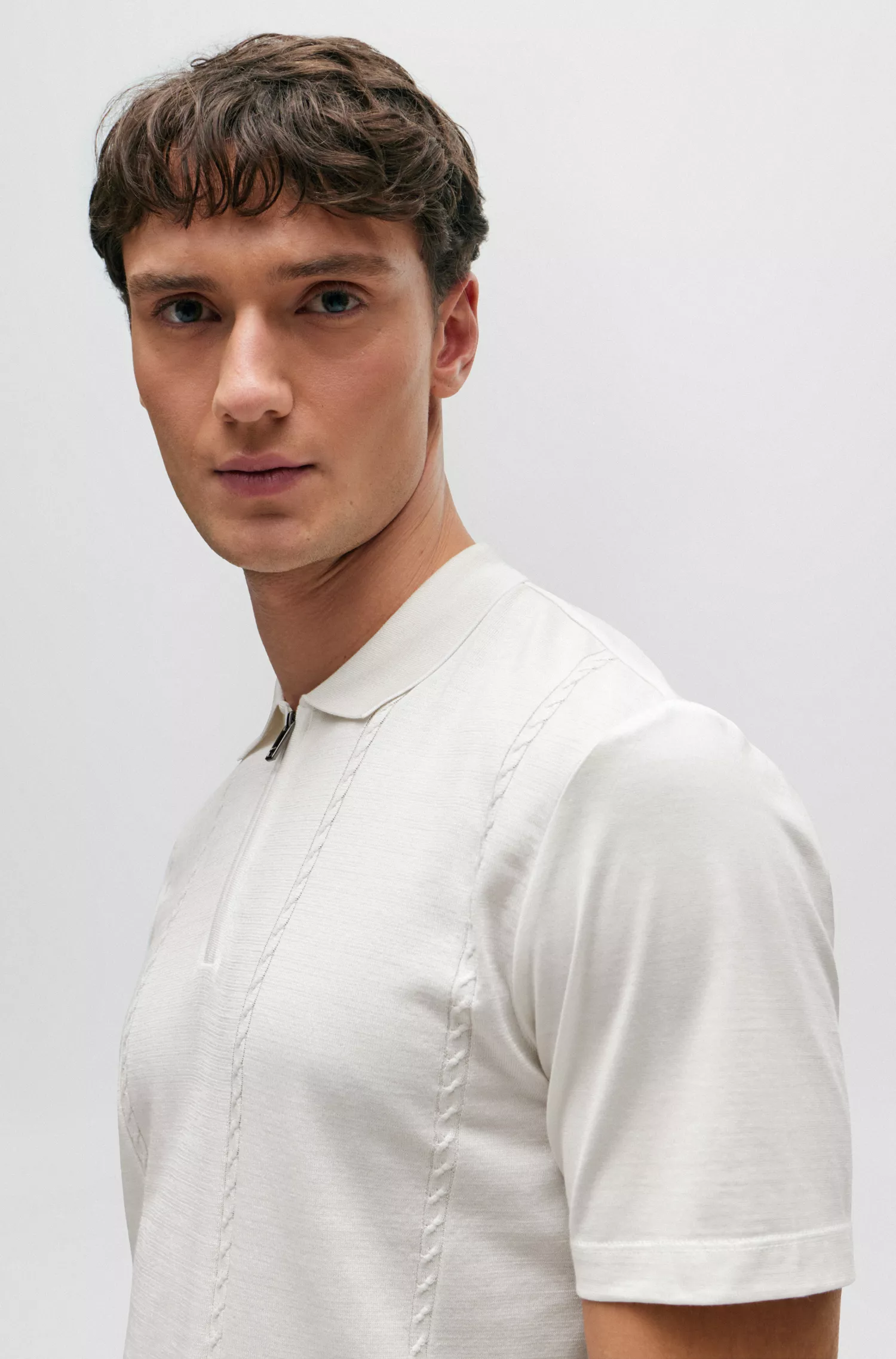 Camisa polo BOSS Camel com zíper no pescoço, em algodão e seda.