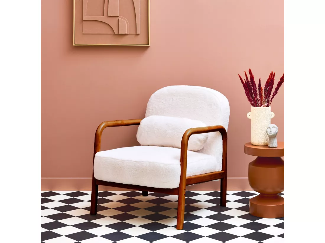 Fauteuil scandinave bois d'hévéa teinté noyer clair et tissu fausse fourrure