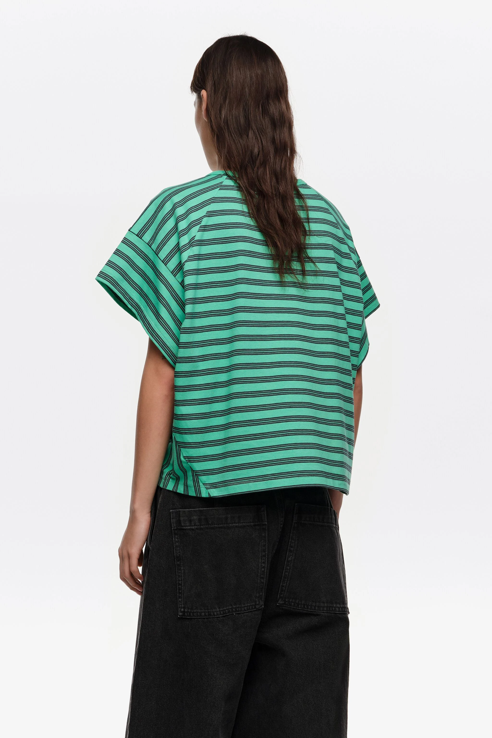 Camiseta cropped listrada verde com logotipo bordado
