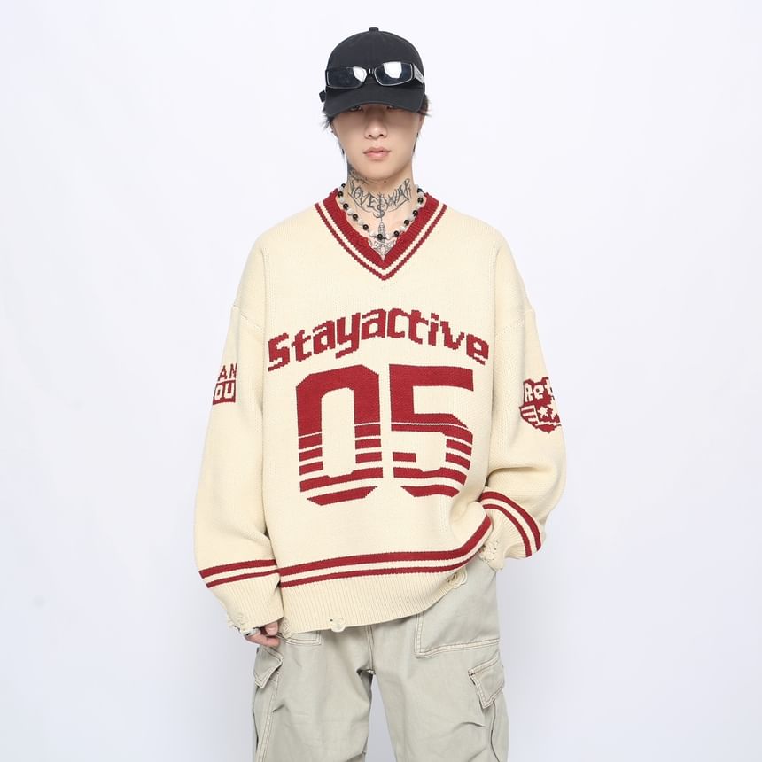 Derbundy - V-hals trui met letters en distressed print