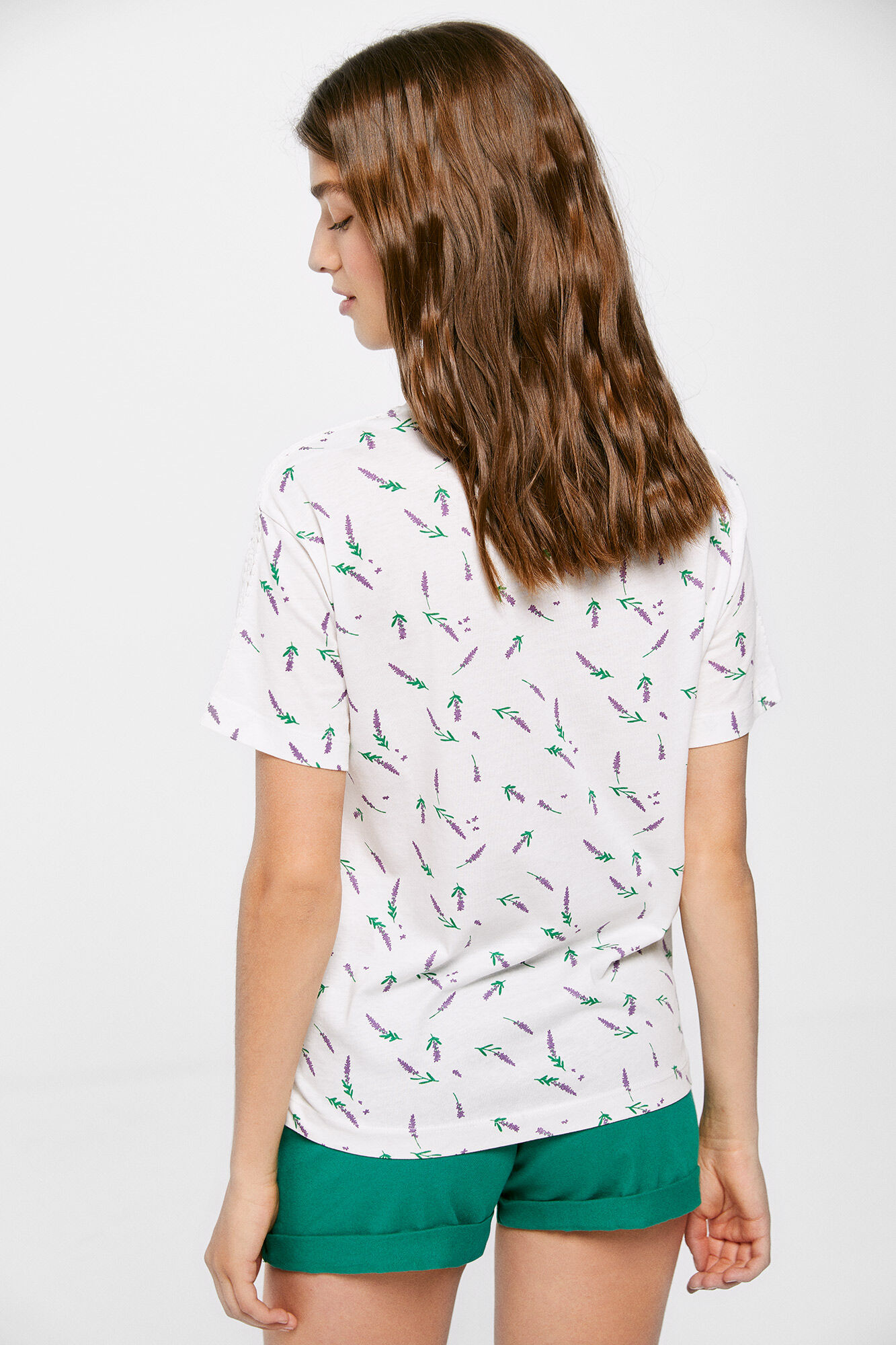 Camiseta CROC™et com estampa de ombro
