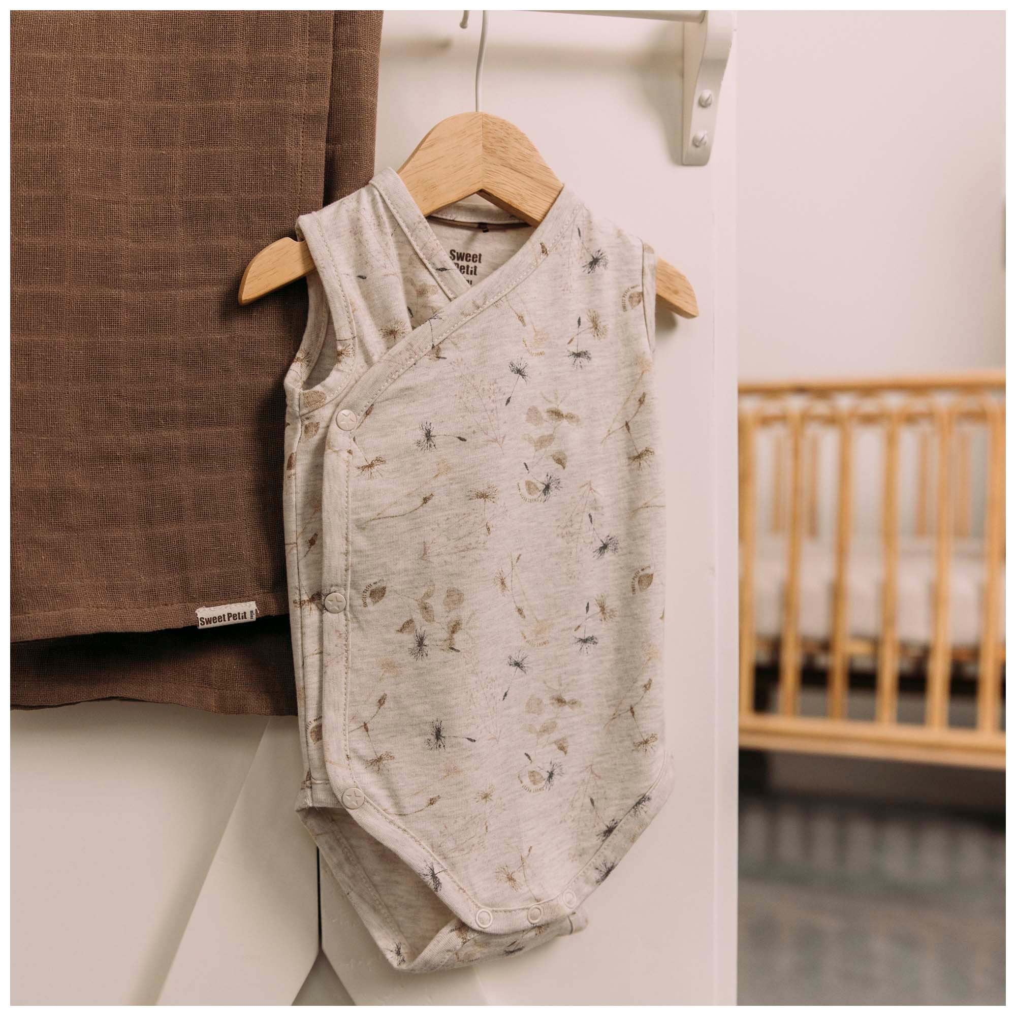 Sweet Petit Mini newborn romper mouwloos all over print beige