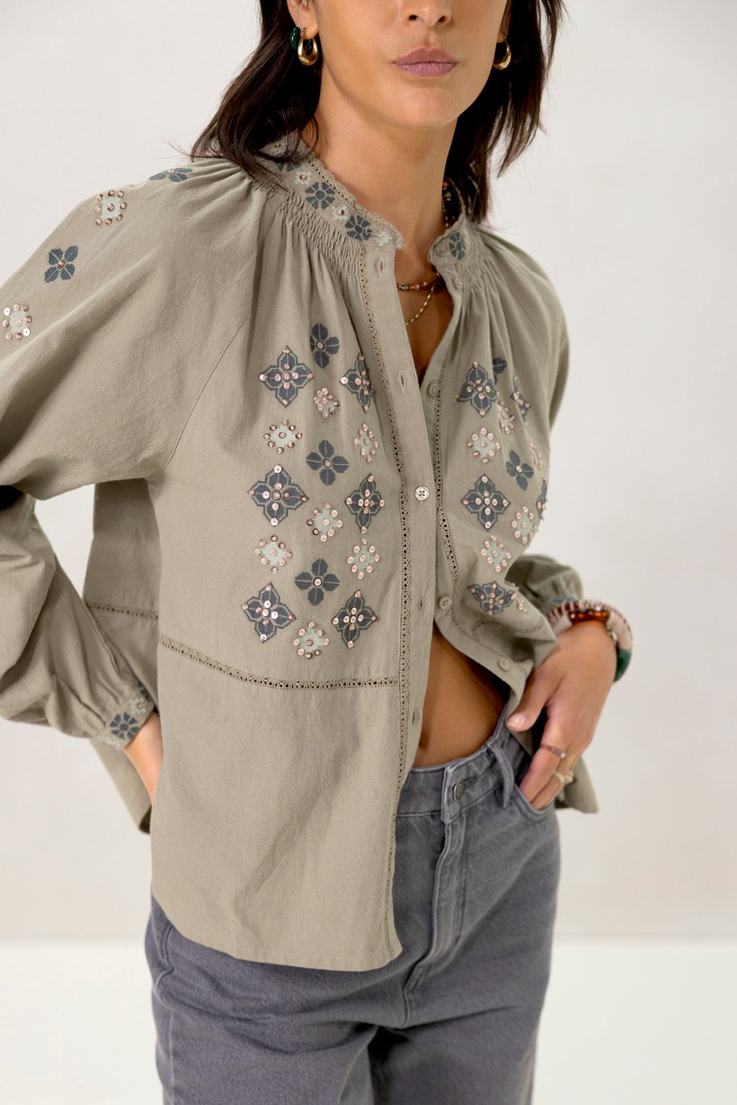 Lichtgroene blouse met borduurwerk