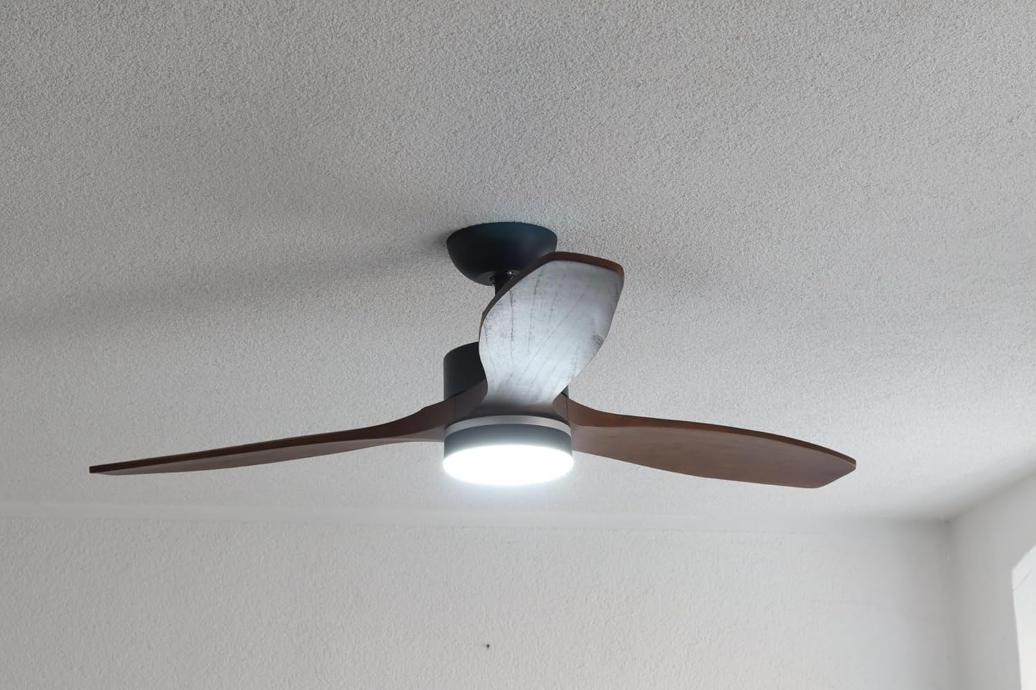 PEPEO – Notos Deckenventilator mit LED Beleuchtung | Sehr leiser Deckenventilator mit Fernbedienung und Rückwärtslauf. Ventilator Durchmesser 132 cm. Farbe: Schwarz/Holz dunkel