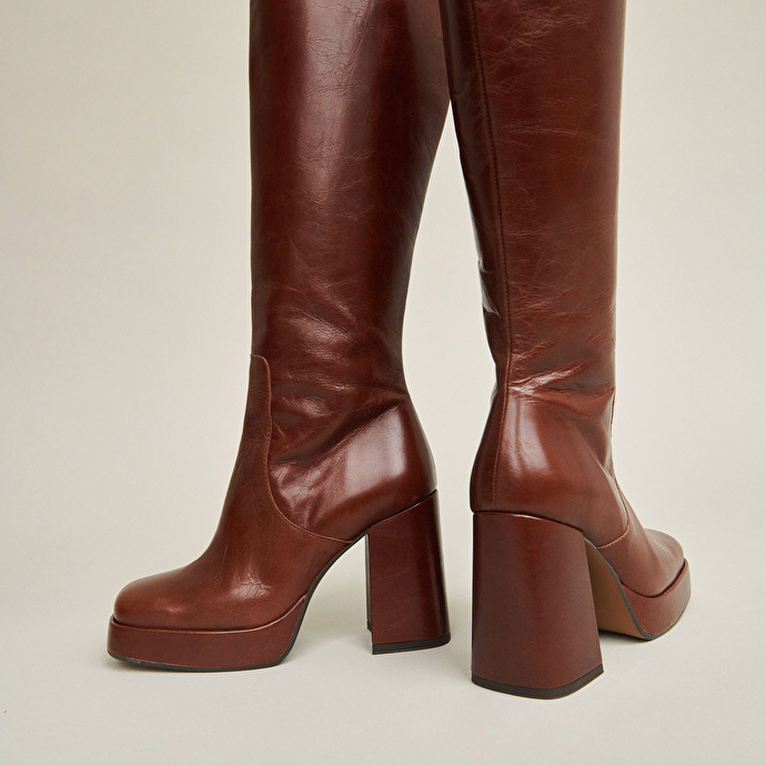 Bottes à talons et bouts carrés  en cuir vielli marron